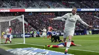 Penyerang Real Madrid, Gareth Bale, melakukan selebrasi usai membobol gawang Atletico Madrid pada laga La Liga di Stadion Wanda Metropolitano, Sabtu (9/2). Real Madrid menang 3-1 atas Atletico Madrid. (AP/Manu Fernandez)