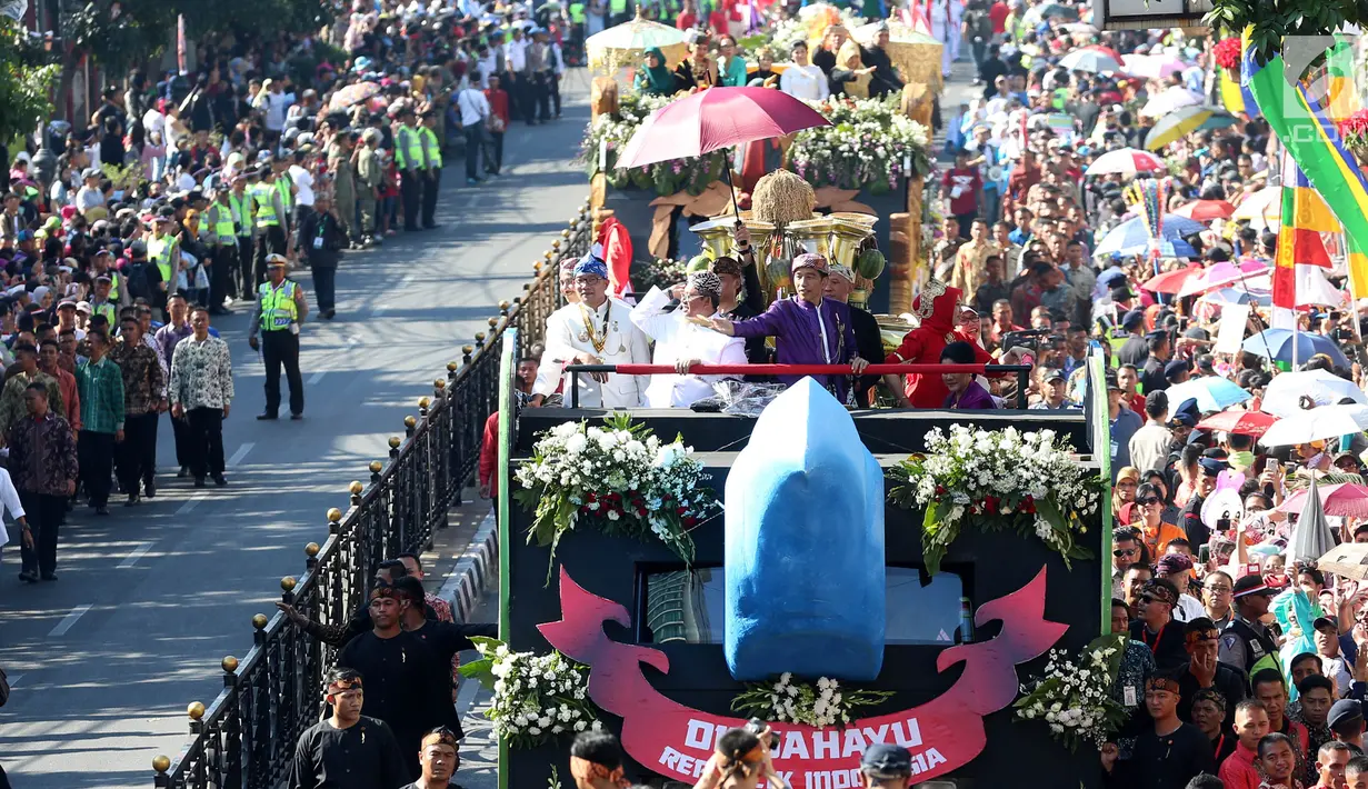 Presiden Joko Widodo (Jokowi) bersama Gubernur Jawa Barat, Ahmad Heryawan menaiki kendaraan hias berbentuk kepala burung garuda bernama Kereta Pancasila pada Karnaval Kemerdekaan Pesona Parahyangan 2017 di Bandung, Sabtu (26/8). (Liputan6.com/Johan Tallo)
