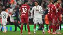 Pemain Real Madrid, Trent Alexander-Arnold (kiri) bersalaman dengan pemain Liverpool, Ryan Gravenberch setelah berakhirnya laga Liga Champions 2025/2026 di Anfield, Liverpool, Inggris, Selasa (04/11/2025) waktu setempat. (AFP/Paul Ellis)
