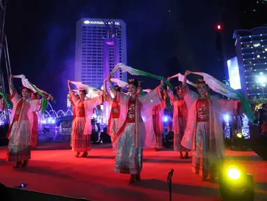 Penari beraksi pada acara Transisi Perayaan Imlek 2577 Kongzili menuju Ramadan 1447 H di kawasan Bundaran Hotel Indonesia (HI), Jakarta, Selasa (17/2/2026). (Kapanlagi.com/Budy Santoso)