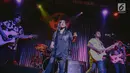 Vokalis Kikan Namara tampil dalam konser Tribute to Guns N' Roses ‘Not In This Lifetime Tour’ di Hard Rock Cafe, Jakarta, Kamis (13/9). Acara itu digelar menjelang konser band rock legendaris, Guns N Roses pada November 2018. (Liputan6.com/Faizal Fanani)