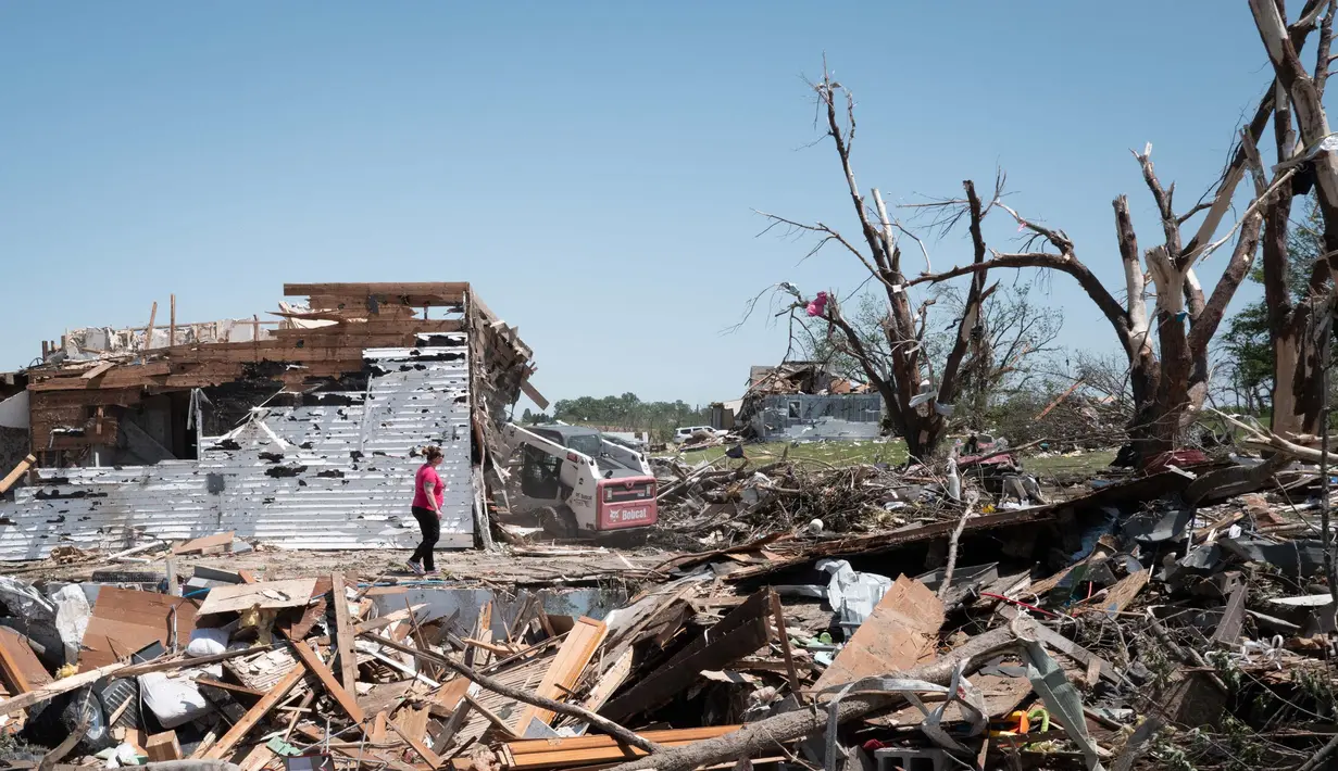 Angin puting beliung juga mengoyak dan menghancurkan turbin angin raksasa yang selama ini memproduksi listrik untuk Greenfield. (SCOTT OLSON/Getty Images North America/Getty Images via AFP)