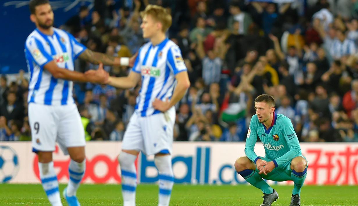 Bek Barcelona, Clement Lenglet, tampak kecewa usai ditahan imbang Real Sociedad pada laga La Liga di Stadion Anoeta, San Sebastian, Sabtu (14/12). Kedua klub bermain imbang 2-2. (AFP/Ander Gillenea)