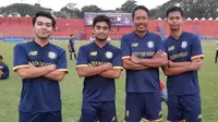 Galih Akbar, Ibrahim Sanjaya, dan Muhamad Zamzami berpose dengan Purwanto usai happy game di Stadion Brawijaya Kota Kediri. (Gatot Susetyo/Bola.com)