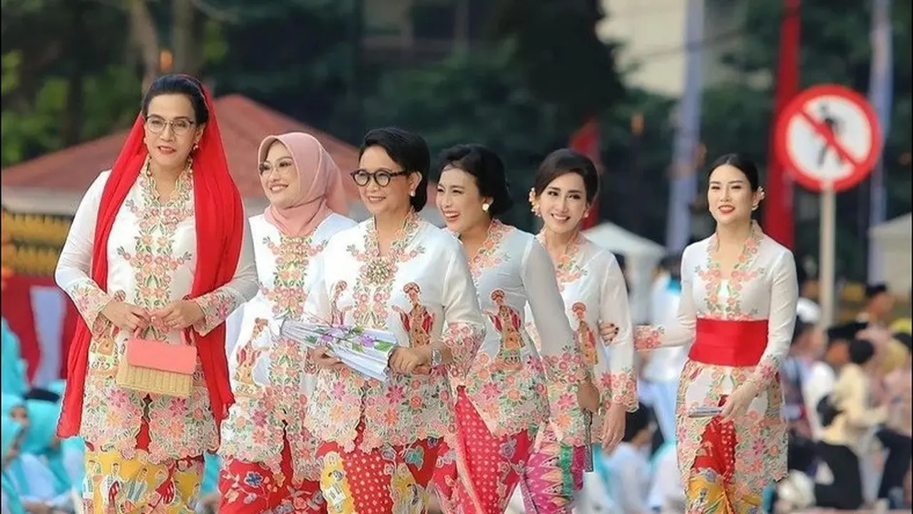 Aksi Para Pejabat Perempuan Berlenggak-lenggok di Catwalk Istana Berkebaya