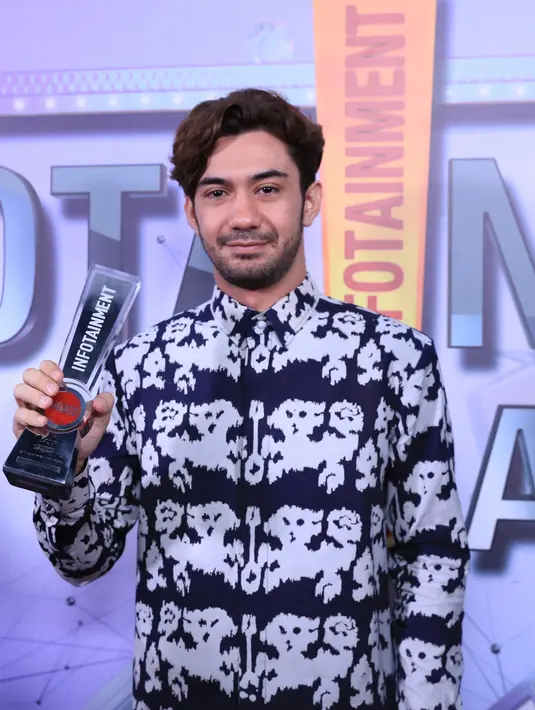 Dunia akting dan perfilman bukanlah hal yang asing bagi Reza Rahadian. Telah berkecimpung selama 11 tahun, Reza pun sangat pantas dinobatkan sebagai Celebrity of The Year di Infotainment Awards 2017. (Adrian Putra/Bintang.com)