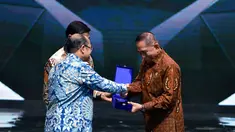 Ketua Ombudsman RI (ORI), Amzulian Rifai memberikan piagam Penganugerahan Predikat Kepatuhan Standar Pelayanan Publik kepada Menteri Pertahanan RI, Ryamizard Ryacudu di Auditorium TVRI, Jakarta, Senin (12/10). (Liputan6.com/Pool/Kemenhan)