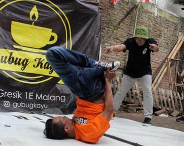 Arif adalah seorang penari breakdance dengan satu kaki/copyright merdeka.com/darmadi sasongko