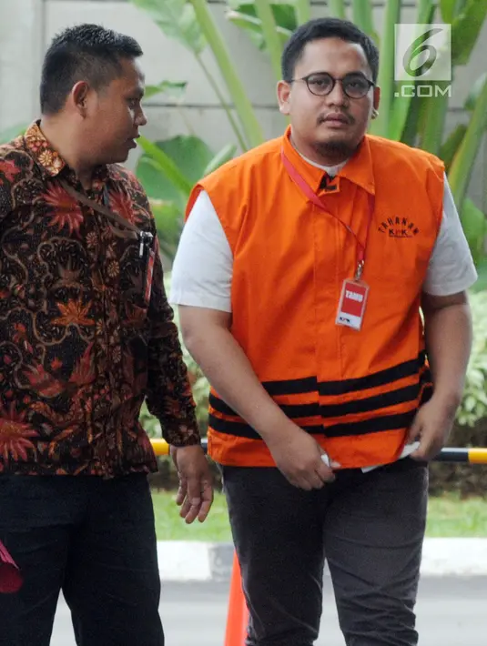 Pengacara Arif Fitrawan (kanan) tiba untuk pemeriksaan di gedung KPK, Jakarta, Rabu (12/12). Arif Fitrawan menjalani pemeriksaan perdana setelah ditetapkan sebagai tersangka dugaan suap penanganan perkara di PN Jakarta Selatan. (Merdeka.com/Dwi Narwoko)