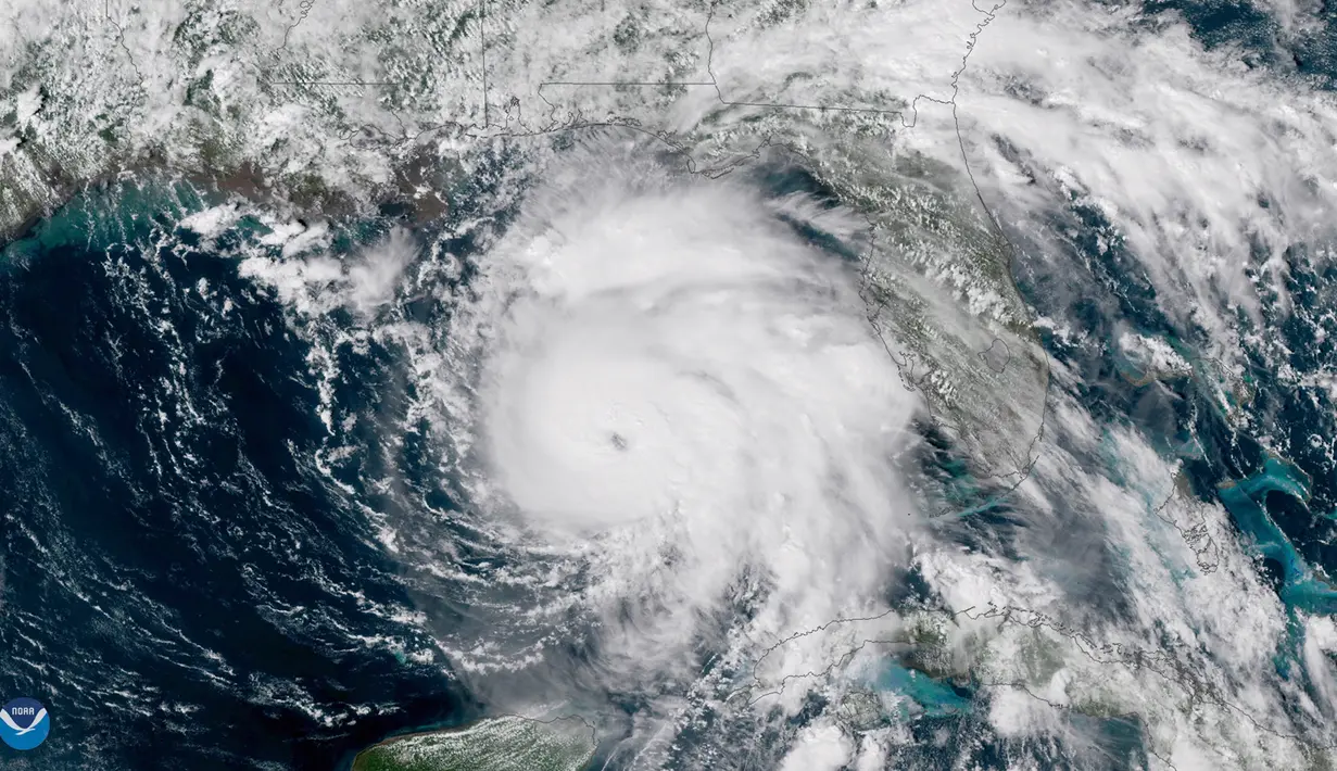 Citra satelit dari NOAA menunjukkan Hurricane Michael (tengah) mendekati daratan Amerika Serikat pada Selasa (9/10). Badai Michael mencapai daratan sebagai badai Kategori 4 di dekat Mexico Beach, Florida dengan membawa kecepatan 250 km/jam. (NOAA via AP)