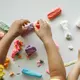 Meskipun berantakan, bermain tekstur optimalkan perkembangan saraf otak anak. [Dok/Pexels.com/Pavel Danilyuk].