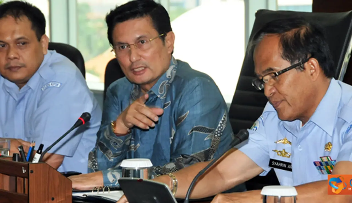Menteri Kelautan dan Perikanan Fadel Muhammad didampingi Dirjen KP3K Sudirman Saad dan Dirjen PSDKP Syahrin Abdurrahman kembali memberikan keterangan mengenai pemerintah yang telah menyegel tempat garam impor, Senin (5/9). 