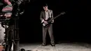 Selain melebarkan sayapnya di dunia akting, mantan kekasih Prilly Latuconsina ini tergabung dalam sebgau band pop bernama Zeta Band. Ia mengisi posisi gitaris sekaligus vokalis. (Liputan6.com/IG/@bouttier_maxime)