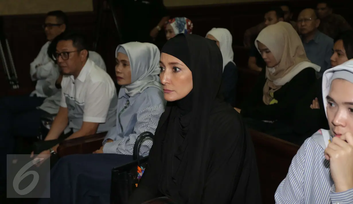 Inneke Koesherawati nampak hadir di persidangan untuk menemani sang suami, Fahmi Darmawansyah di Pengadilan Tipikor Jakarta, Senin (13/3). (Liputan6.com/Helmi Afandi)