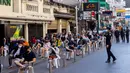 <p>Pekerja perhotelan dan pariwisata mengantre untuk tes virus corona COVID-19 di Jalan Khao San, Bangkok, Thailand, Kamis (6/1/2022). (Jack TAYLOR/AFP)</p>