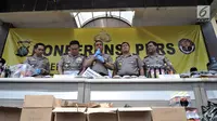 Wakapolri Komjen Pol Syafruddin (tiga kiri) bersama jajaran kepolisian menunjukkan barang bukti minuman keras atau miras oplosan di Mapolres Jakarta Selatan, Rabu (11/4). Polisi menyita puluhan bungkus miras oplosan. (Merdeka.com/Iqbal Nugroho)