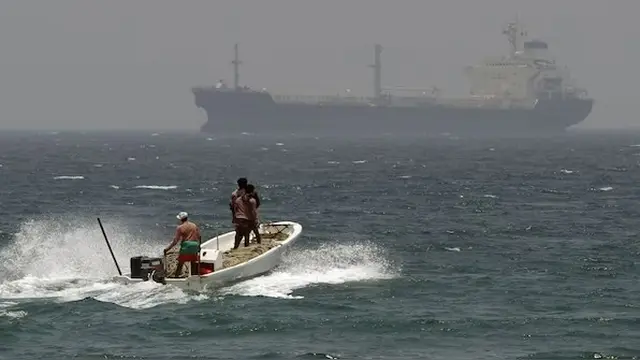 Kapal-kapal berlayar di Selat Hormuz.