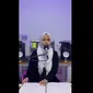 Video viral yang memperlihatkan Putri Ariani tengah membaca Al-Quran dengan huruf braille. (Foto: Twitter @ayosholawat).