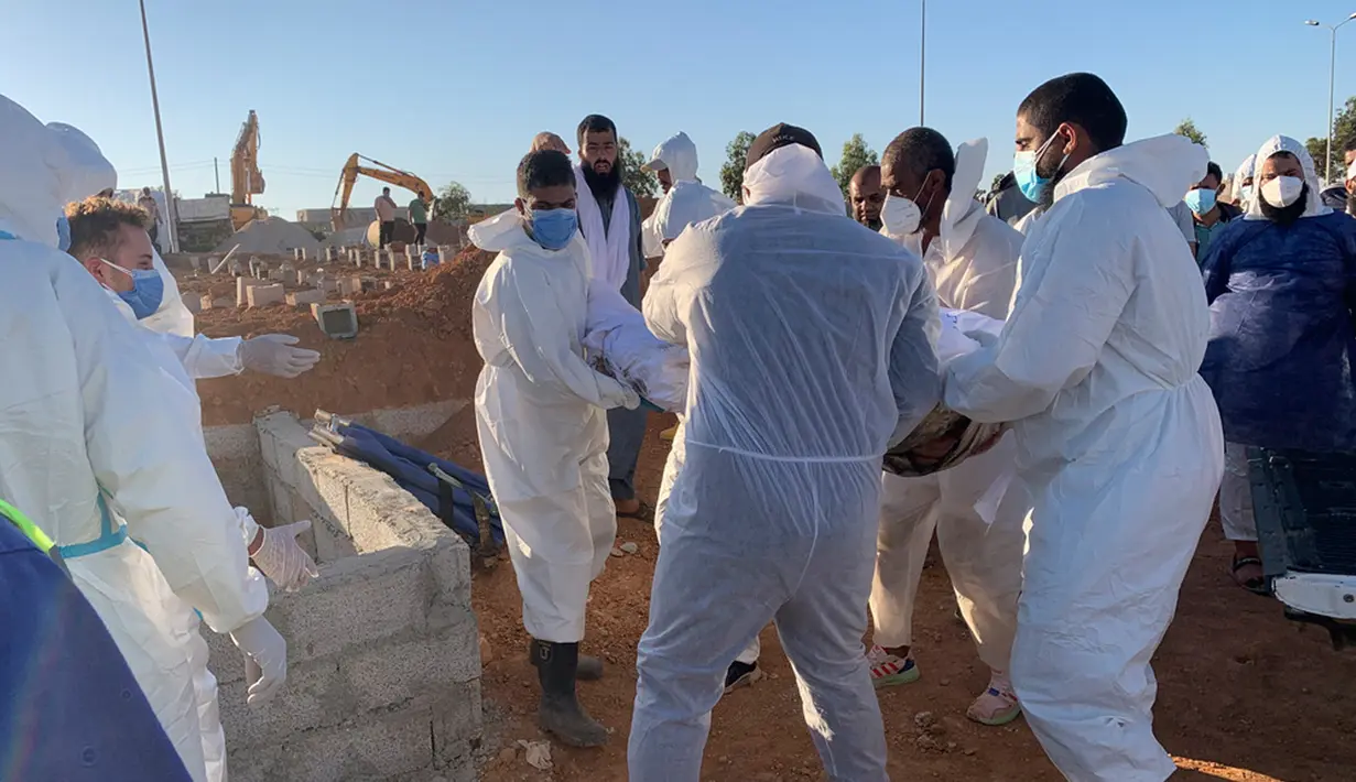Wali Kota Abdulmenam Al-Ghaithi mengatakan kepada TV al-Arabiya bahwa perkiraannya didasarkan pada jumlah distrik yang hancur total akibat banjir dan mengatakan dia membutuhkan tim khusus untuk menemukan jenazah. (AP Photo/Yousef Murad)