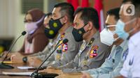 Karopenmas Divisi Humas Polri Brigjen Pol Rusdi Hartono (kkanan) dalam jumpa pers di Rumah Sakit Polri, Kramat Jati, Jakarta, Selasa (2/3/2021). Operasi Disaster Victim Identification (DVI) terhadap jenazah korban jatuhnya Sriwijaya Air SJ-182 dinyatakan ditutup. (Liputan6.com/Faizal Fanani)