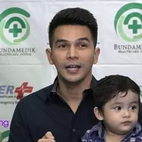 Jonathan Frizzy tengah bahagia saat dikaruniai anak ketiganya yang berjenis kelamin laki-laki. Ternyata kelahiran anak ketiga ini, membuat Jonathan untuk pertama kalinya merasa seperti seorang Ayah.
