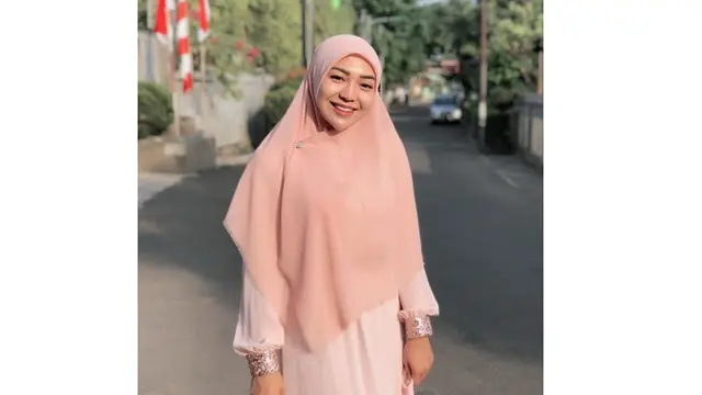 6 Potret Chacha Sherly Eks Trio Macan saat Kenakan Hijab, Tampil Anggun Menawan