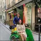 Cucu Sukarno Menarik Becak di Depan Restoran di Paris. (dok.Instagram @kartikasoekarnofoundation/https://www.instagram.com/p/CSEBmcog_P2/Henry)
