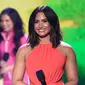 Penyanyi Demi Lovato berbicara di atas panggung sebelum mendapatkan semprotan cairan hijau 'slimed'  dalam  Kids Choice Awards di Los Angeles, California, AS, (11/3). (Chris Pizzello/Invision/AP)