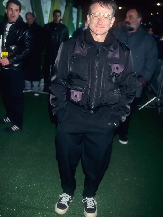 Robin Williams menghadiri pemutaran perdana Flubber di tahun 1997, mengenakan jaket Issey Miyake.