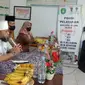 Wali Kota (Wako) Bengkulu Helmi Hasan, mengimbau warganya untuk ikut vaksinasi, dalam acara pembagian Bantuan Operasional (BOp) Ketua RT dan Linmas di kantor Lurah Jembatan Kecil Bengkulu (Media Center Dinas Kominfosan Kota Bengkulu / Liputan6.com)