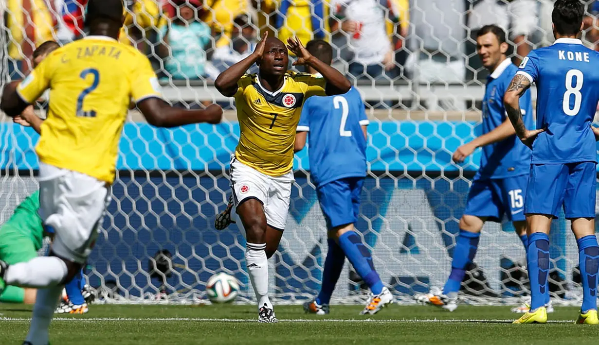 Pablo Armero (kedua dari kiri) berlari merayakan gol pertama Kolombia ke gawang Yunani di laga penyisihan Piala Dunia 2014 Grup C di Belo Horizonte, Brasil, (14/6/2014). (REUTERS/Sergio Perez) 