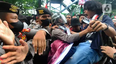 Mahasiswa berusaha menerobos barikade polisi yang dikerahkan dalam demonstrasi menolak kenaikan harga BBM di kawasan Patung Kuda, Jakarta, Kamis (8/9/2022). Sempat memanas, aksi saling dorong massa dengan petugas kepolisian pun tak terhindarkan. (merdeka.com/Arie Basuki)