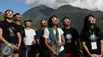 Wisatawan menyaksikan proses gerhana matahari total di Bukit Matantimali, Sigi, Sulawesi Tengah, Rabu (9/3). Fenomena alam yang terjadi setiap 350 tahun menjadi daya tarik bagi wisatawan lokal hingga mancanegara. (Liputan6.com/Immanuel Antonius)