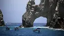 Pemandangan formasi batuan El Arco di Samudra Pasifik di Cabo San Lucas, negara bagian Baja California, Meksiko pada 4 Agustus 2023. (AFP/ALFREDO ESTRELLA)