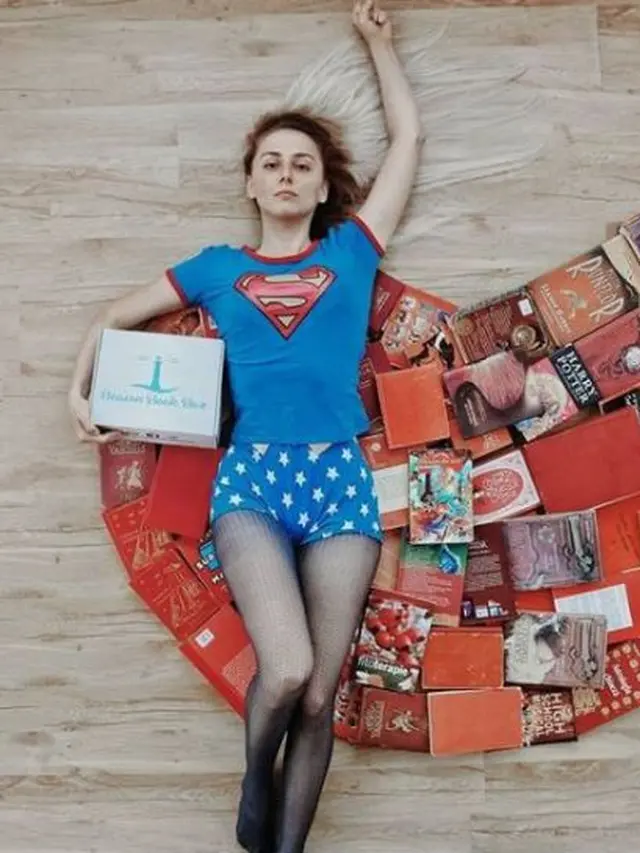 Kreatif, Wanita Ini Gunakan Koleksi Bukunya Untuk Bergaya Layaknya Superhero