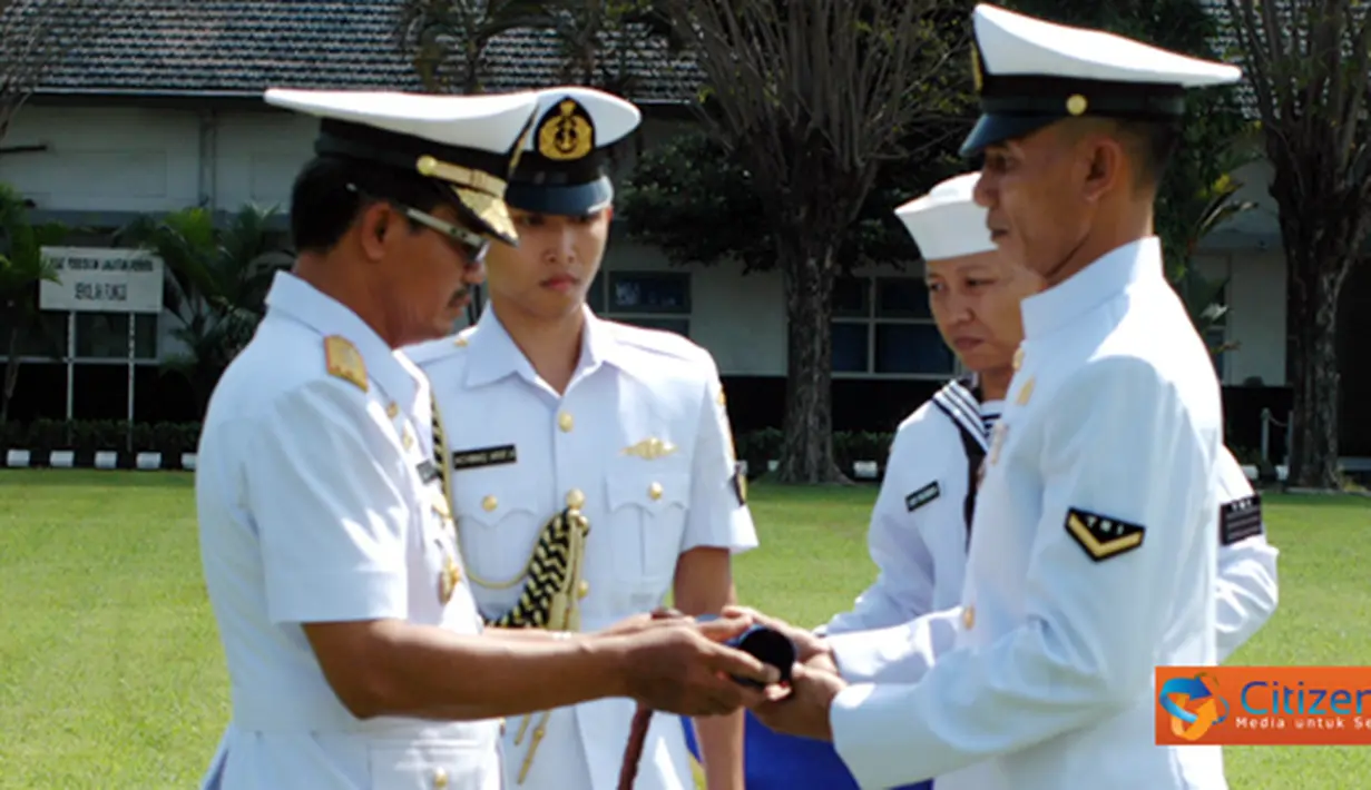 Citizen6, Surabaya: Penyerahan Ijazah secara simbolis sebagai berakhirnya pendidikan spesialisasi kesehatan selama empat bulan. (Pengirim: Penkobangdikal) 