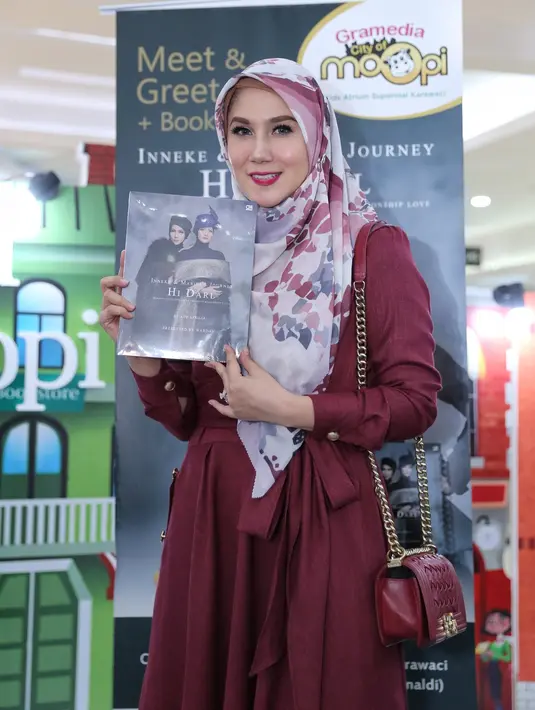 “Mendengar berita, saya kaget, sebagai sahabat kaget. Ya Allah,” kata Marini Zumarnis di Lipo Supermall Karawaci, Tangerang, Minggu (22/7/2018). (Adrian Putra/Bintang.com)