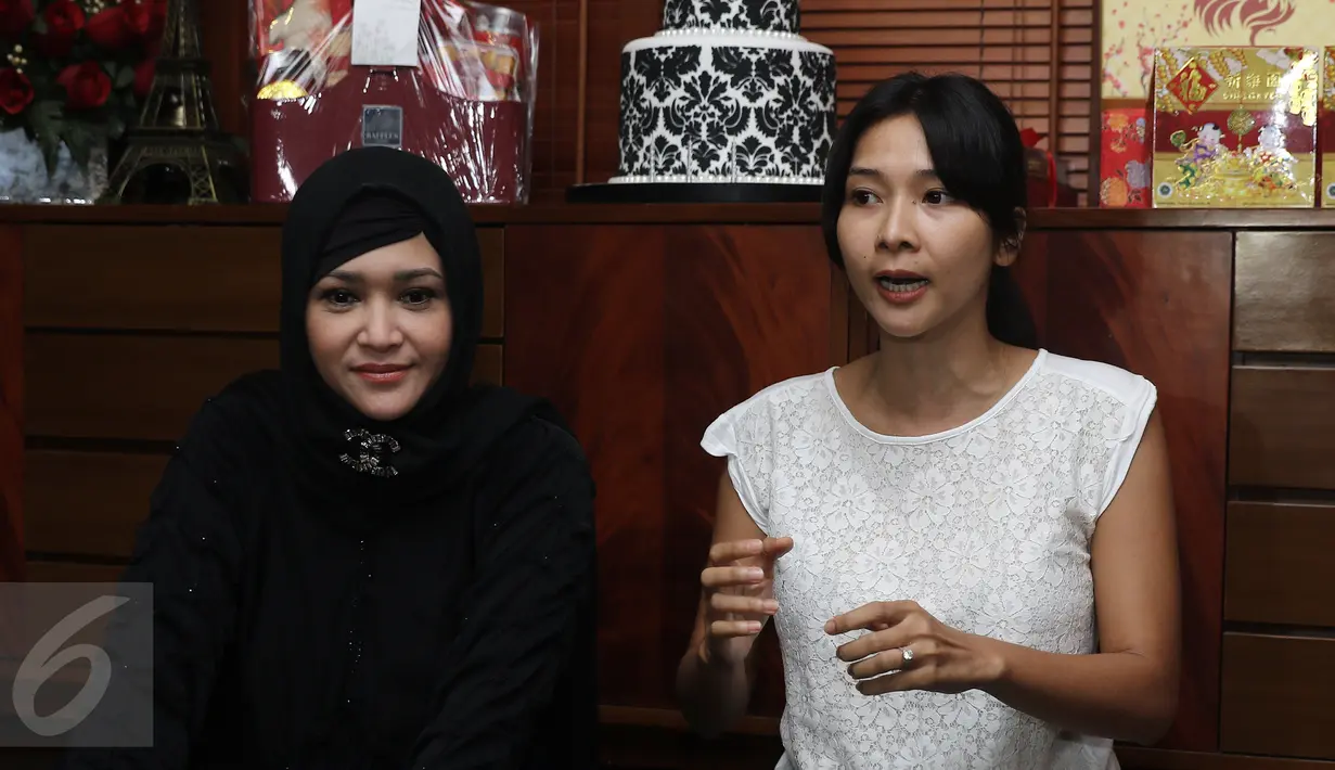 Maia Estianty (kanan) dan Mey Chan saat jumpa pers di kediaman Maia Estianty, Jakarta, Jumat (27/01). Keputusan untuk me-nonaktifkan Duo Maia sudah bulat lantaran Mey Chan yang harus mengikuti sang suami, Liam ke Australia. (Liputan6.com/Herman Zakharia)
