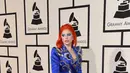 Pelantun ‘Bad Romance’ ini mencuri perhatian saat melenggang di karpet merah Grammy Awards 2016. Lady Gaga mencolok dengan rambut merah serta riasan mata berwarna biru. (AFP/Bintang.com)