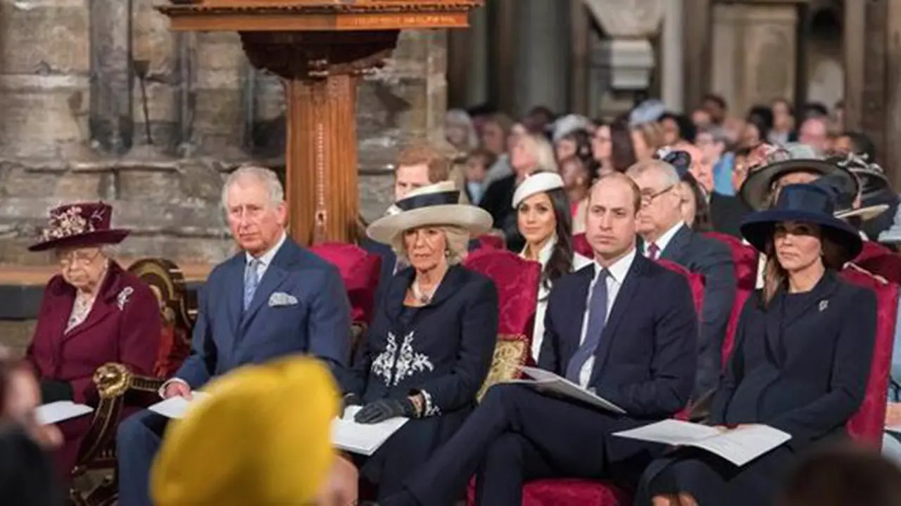Ratu Elizabeth II bersama anggota kerajaan Inggris menghadiri acara The Commonwealth Day Service di Westminster Abbey, London, Senin (12/3). Meghan Markle untuk pertama kalinya terlibat dalam acara kerajaan bersama Ratu Elizabeth II. (AP Photo)