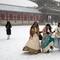 Pengunjung yang mengenakan pekaian tradisional "Hanbok" di salju berjalan melalui Istana Gyeongbok, istana kerajaan utama selama Dinasti Joseon dan salah satu landmark terkenal Korea Selatan di Seoul, Korea Selatan, 15 Desember 2022. (AP Photo/Ahn Young-joon)