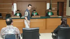Atalarik Syah saat menghadiri sidang gugatan cerai yang digelar di Pengadilan Agama Cibinong, Selasa (18/4). Sidang berlangsung tertutup dengan agenda melanjutkan mediasi antar kedua pihak yang berperkara. (Liputan6.com/Herman Zakharia)