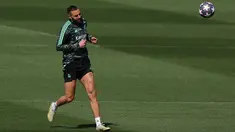 Penyerang Real Madrid Karim Benzema mengikuti sesi latihan menjelang leg pertama babak perempat final Liga Champions melawan Chelsea, di Valdebebas Sport City di Madrid, Selasa (11/4/2023). (Photo by PIERRE-PHILIPPE MARCOU / AFP)
