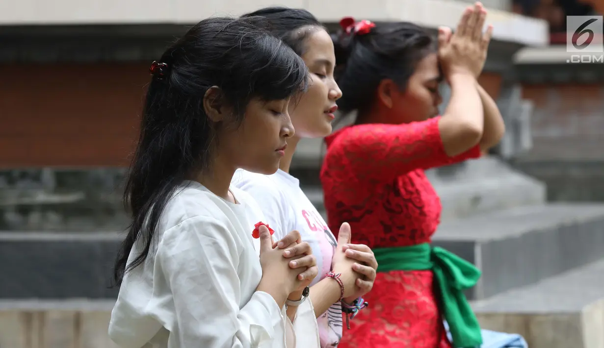 Umat Hindu melakukan sembahyang Hari Raya Nyepi di Pura Aditya Jaya, Jakarta, Kamis (7/3). Hari Raya Nyepi merupakan perayaan Tahun Baru Hindu berdasarkan penanggalan/kalender caka, yang dimulai sejak tahun 78 Masehi. (Liputan6.com/Helmi Fithriansyah)