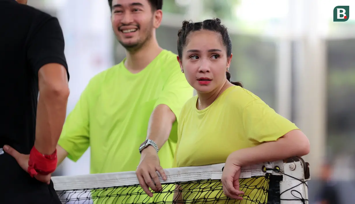 Selebritas Nagita Slavina pada laga tenis nomor ganda campuran Turnamen Olahraga Selebriti Indonesia (TOSI) yang digelar di GOR UNJ, Jakarta, Sabtu (15/07/2023). Gigi, sapaan Nagita Slavina, yang berpasangan dengan Ritchie Ismail atau dikenal sebagai Jeje Govinda kalah dari pasangan Gege dan Ibnu Jamil dua set langsung  (5-7, 6(2)-7(7)). (Bola.com/Abdul Aziz)