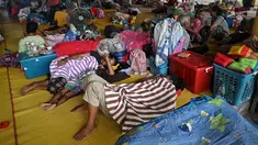 Warga yang mengungsi akibat konflik antara Thailand dan Kamboja beristirahat di pusat evakuasi sementara di dalam sebuah kuil Buddha di provinsi perbatasan Thailand, Si Sa Ket, pada 26 Juli 2025. (Lillian SUWANRUMPHA/AFP)