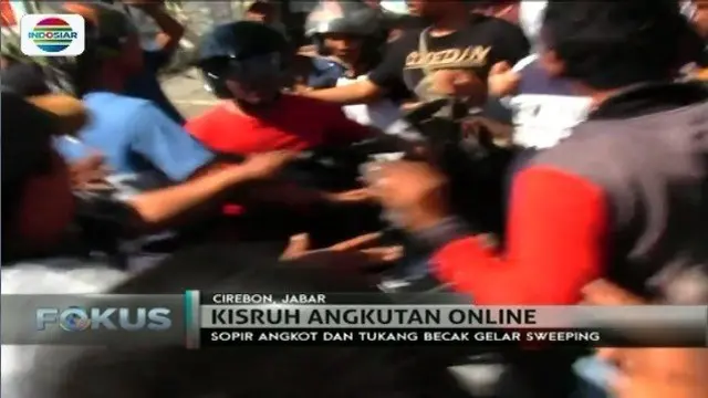 Ratusan massa yang terdiri dari sopir angkot dan tukang becak lakukan sweeping terhadap angkutan online di Cirebon, Jawa Barat. 