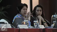 Anggota Pansel KPK, Harkristuti Harkrisnowo (kiri) saat mewawancarai calon pimpinan KPK di Gedung Sekretariat Negara, Jakarta (24/8/2015). Pansel KPK menggelar seleksi wawancara tahap akhir terhadap 19 calon pimpinan KPK. (Liputan6.com/Herman Zakharia) 