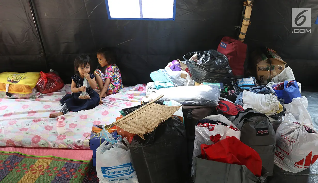 Anak-anak beristirahat di posko pengungsian SDN 10/11 Pagi Cipinang Utara, Jakarta, Selasa (20/8/2019). Puluhan warga terdampak kebakaran di Kawasan Prumpung, Jatinegara saat ini masih sangat membutuhkan bantuan seperti alas tidur dan popok bayi. (Liputan6.com/Herman Zakharia)