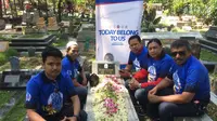 Arema Indonesia memilih untuk berziarah ke makam pendiri Luck Zaenal di Tempat Pemakaman Umum Kasin, Kota Malang. (Bola.com/Iwan Setiawan)